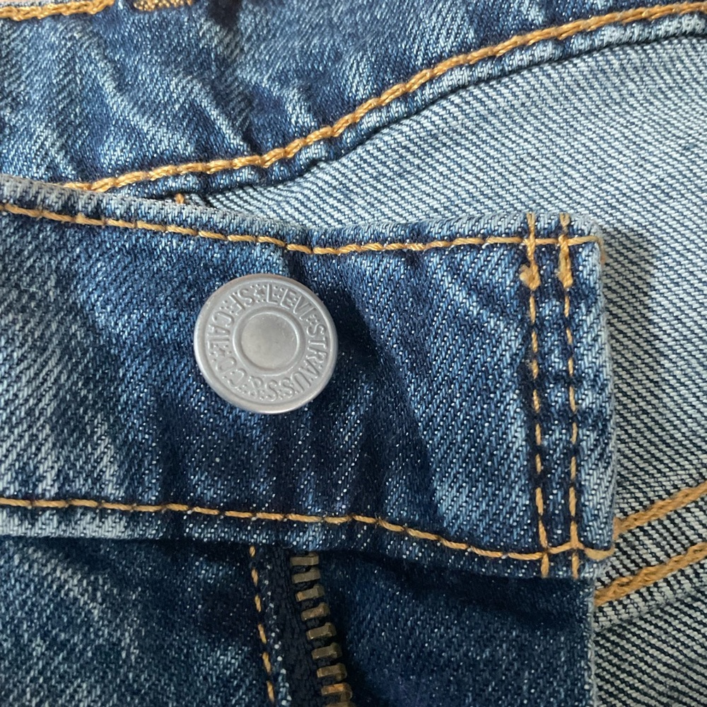 “LEVI STRAUS” Men’s 541 Medium Wash Athletic Fit Jeans. - Picture 13 of 15